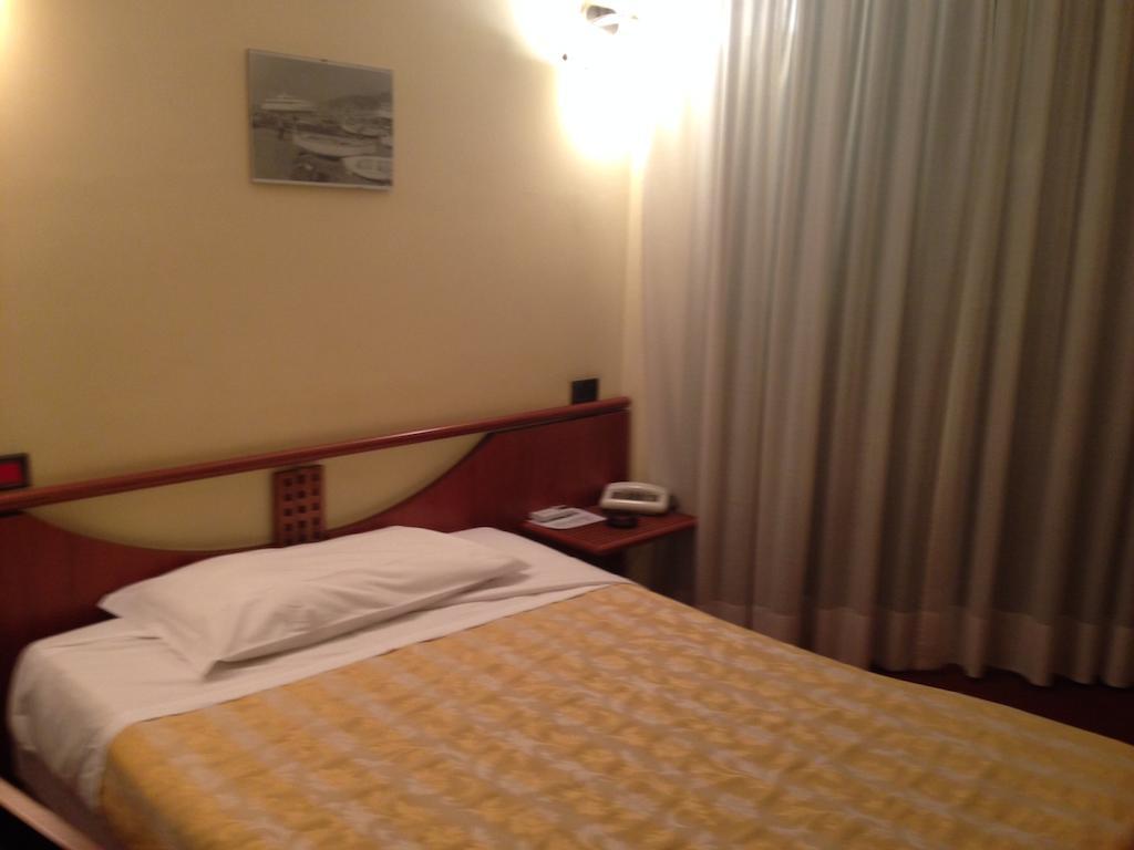 Hotel Sirenella Mele Habitación foto