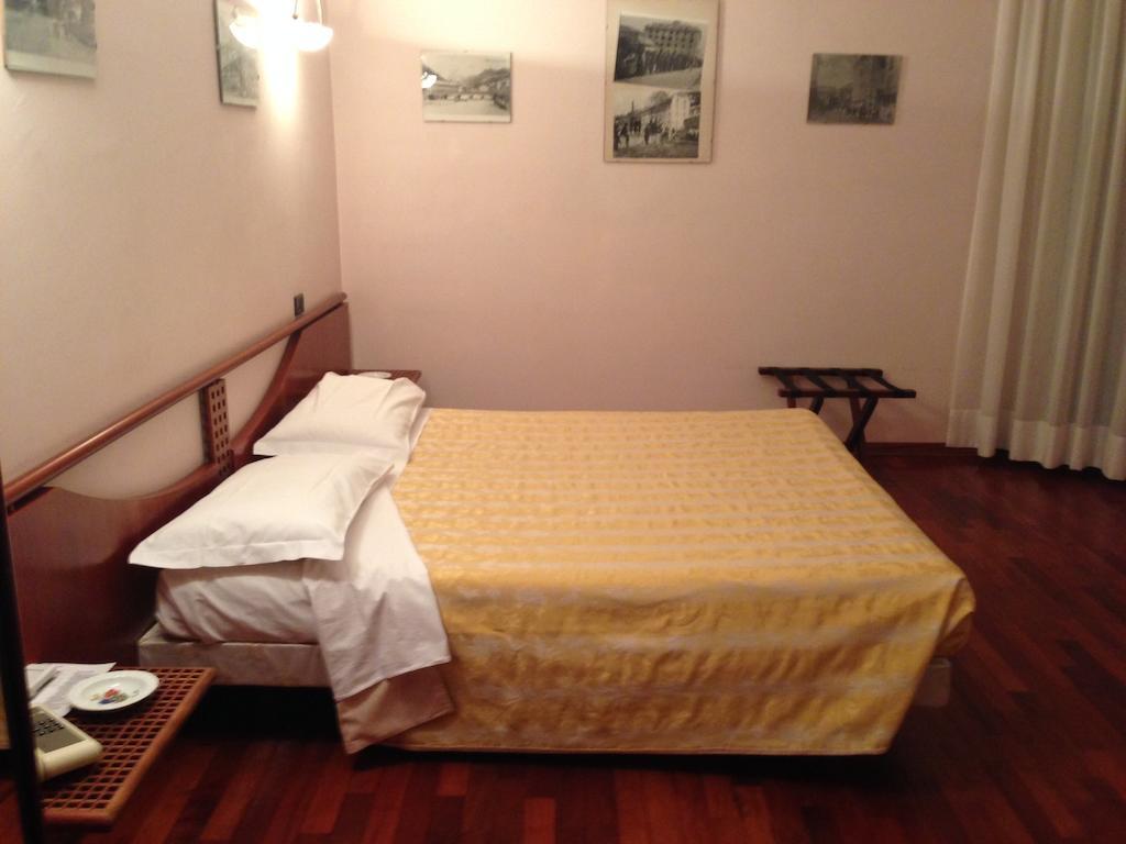 Hotel Sirenella Mele Habitación foto